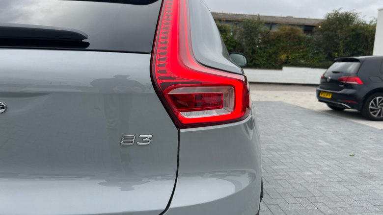 Volvo XC40 2.0 B3P Ultra Dark 5dr Auto Petrol Estate